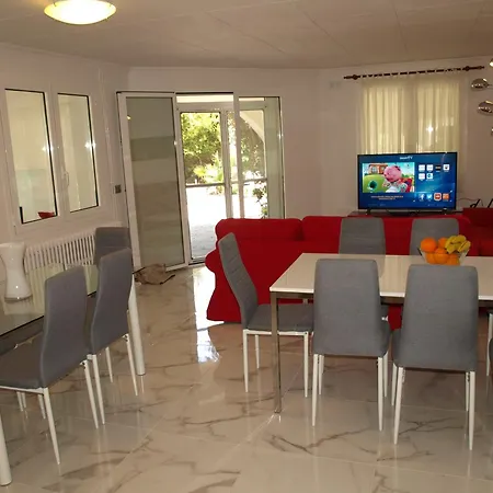 Villa 11 Bedrooms, 5 Bathrooms, Full Ac, Jacuzzi, Large Pool, Bbq, Pingpong